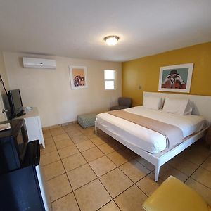 Zimmer mit Kingsize-Bett für Gäste mit Behinderungen